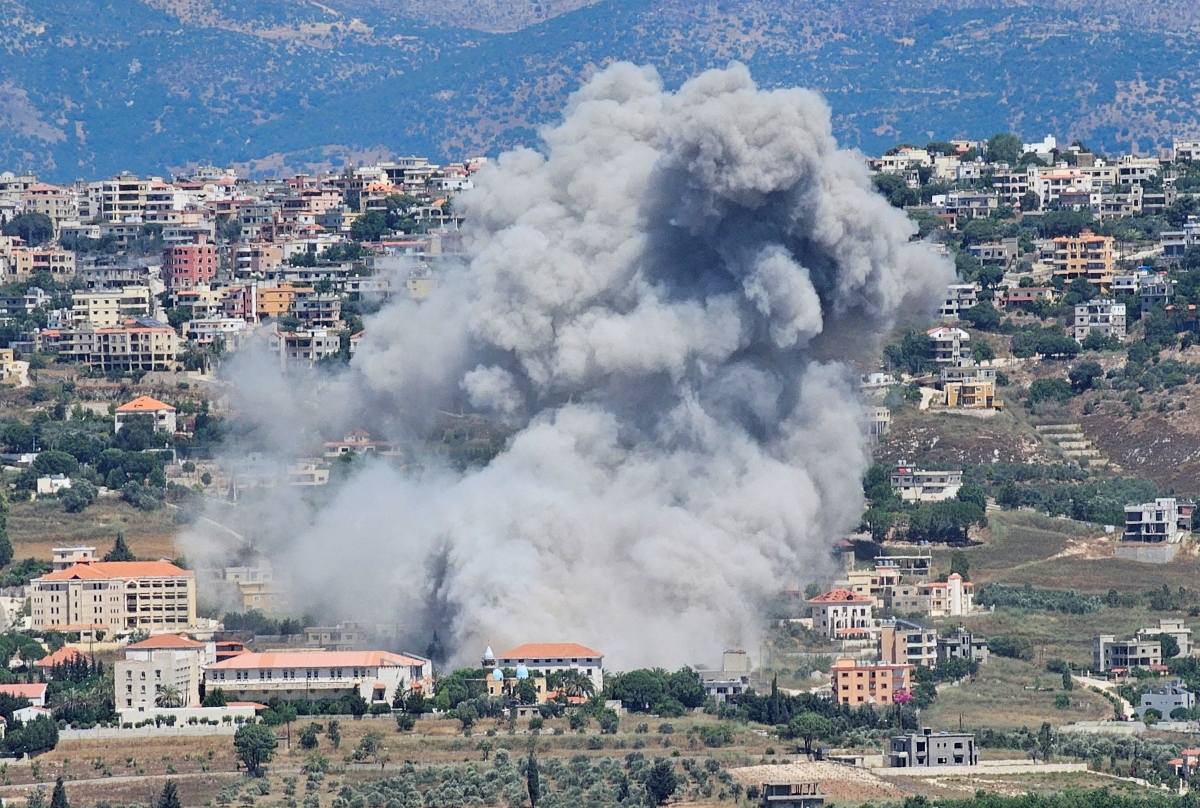 Khói bốc lên ở thị trấn Qlayaa phía Nam Lebanon ngày 25/6. Ảnh: Reuters