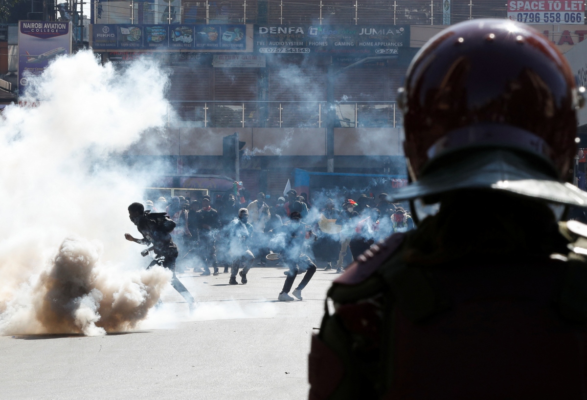 Biểu tình biến thành bạo loạn tại Kenya. Ảnh: Reuters