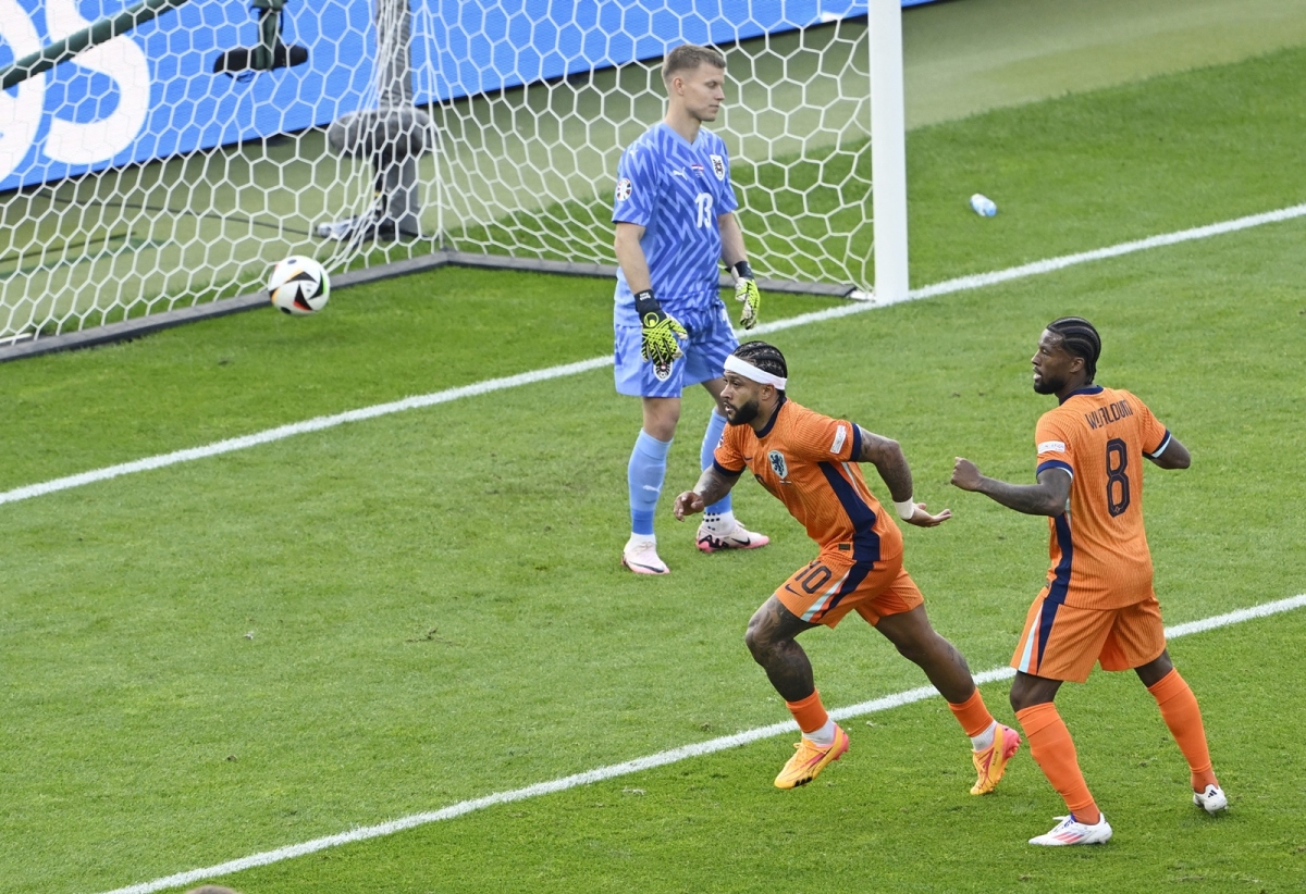 Hà Lan gỡ hoà 2-2 đầy kịch tính nhờ pha dứt điểm của Depay ở phút 75. (Ảnh: Reuters)
