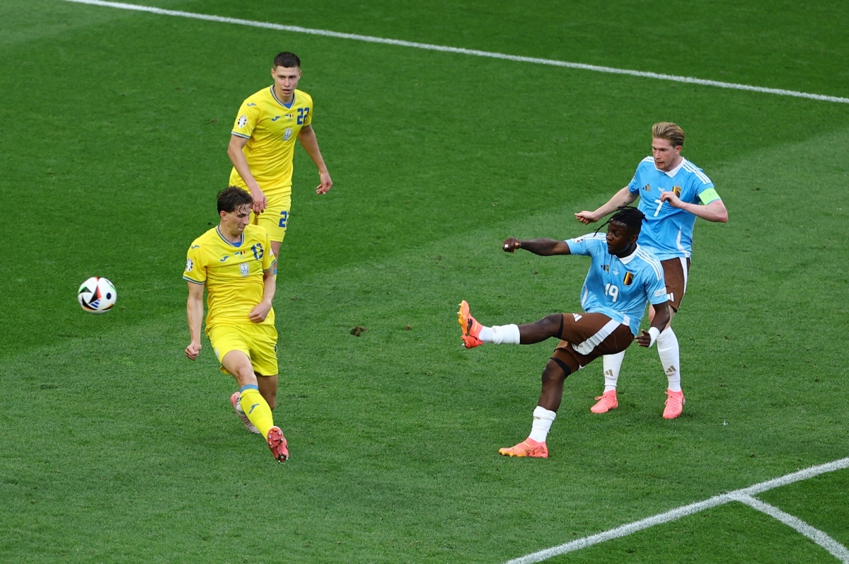 Cú sút của Bakayoko. (Ảnh: Reuters)