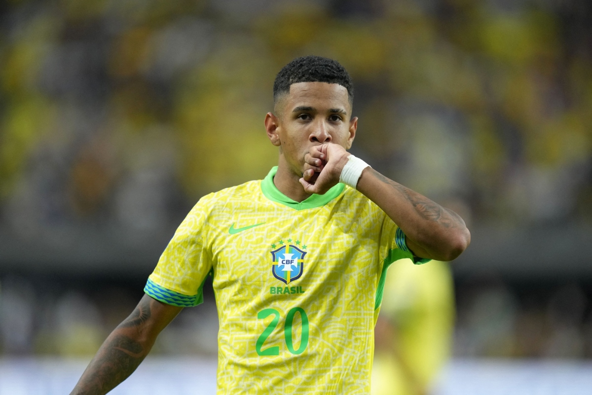 Savio nhân đôi cách biệt cho Brazil. (Ảnh: Reuters)