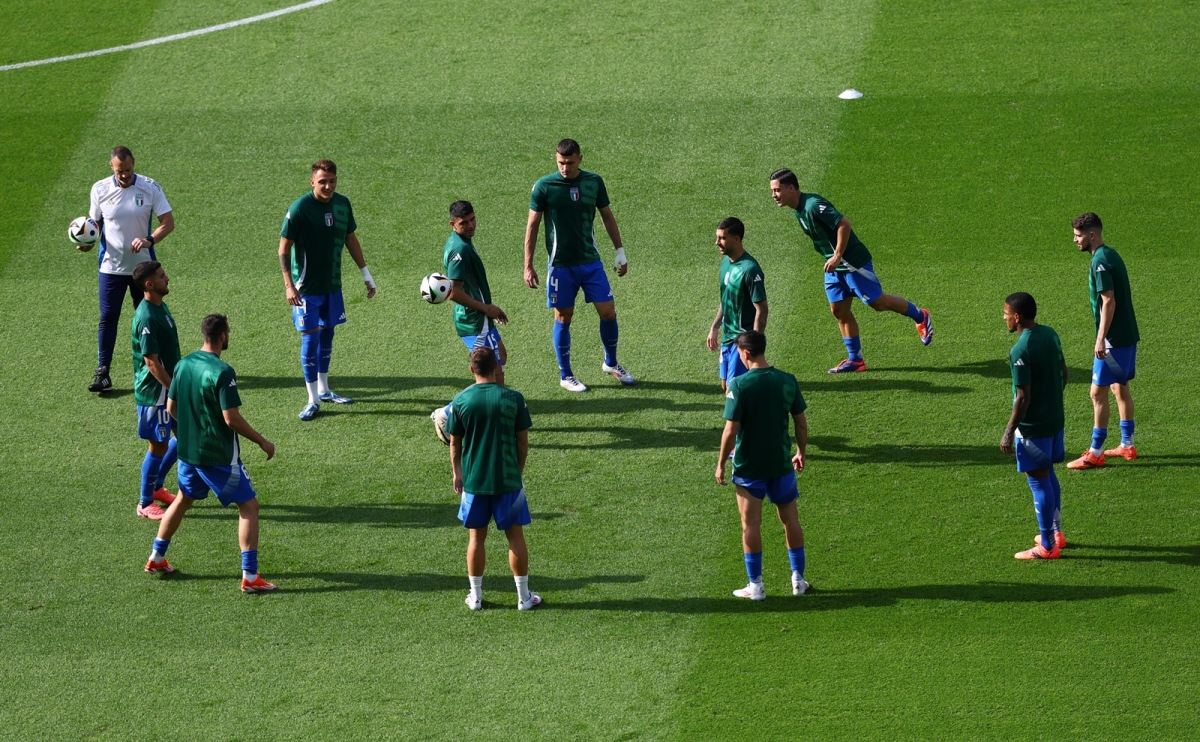 Các cầu thủ Italia khởi động. (Ảnh: Reuters)