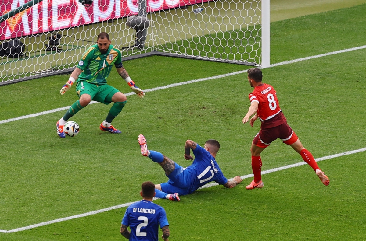 Thủ môn Donnarumma bó tay trước cú sút cận thành. (Ảnh: Reuters)