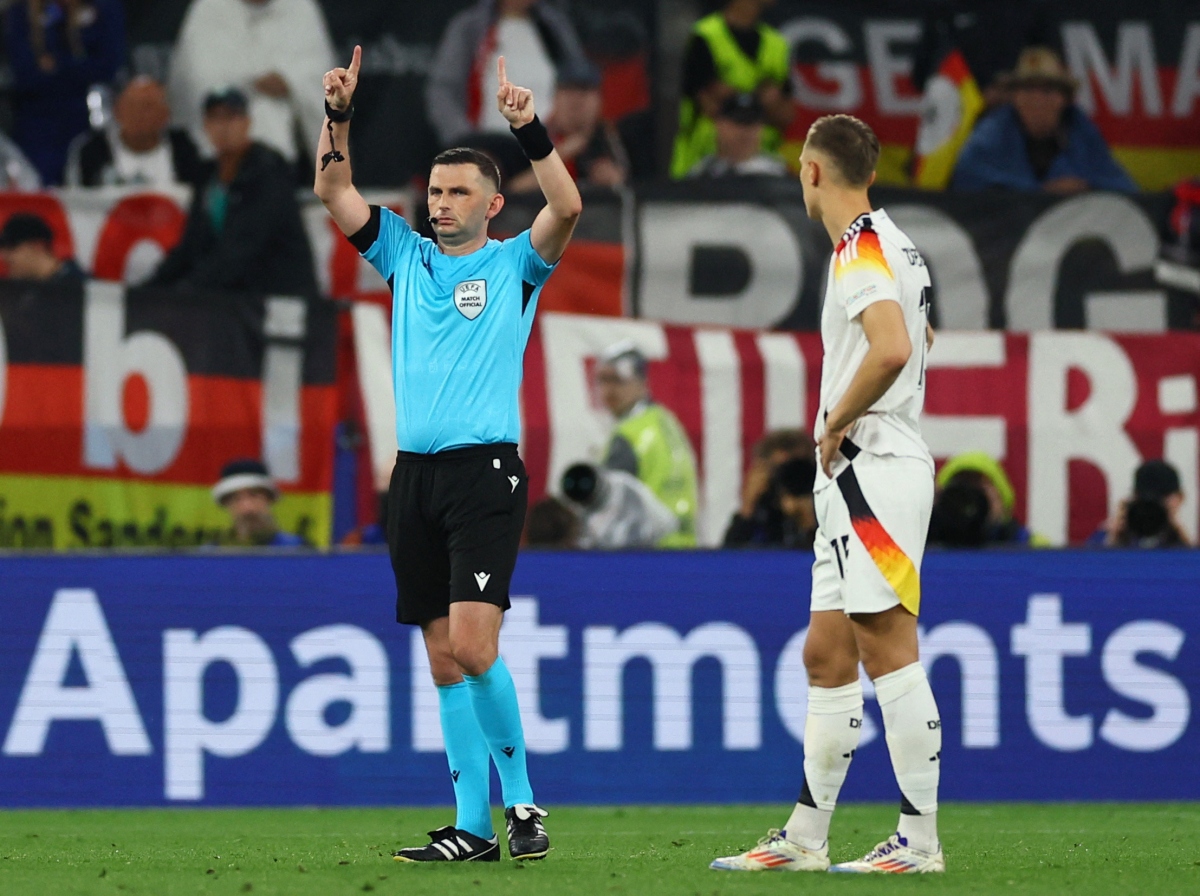 Ngoài quyết định tạm dừng cuộc so tài vì thời tiết xấu, trọng tài Michael Oliver còn tạo điểm nhấn với 3 lần từ chối công nhận ở trận này.