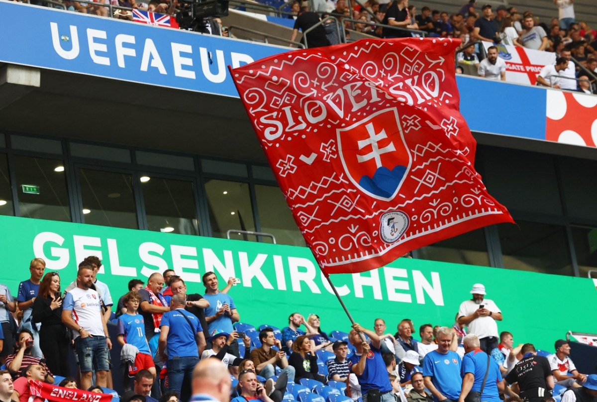 Các CĐV Slovakia trên khán đài sân AufSchalke (Ảnh: Reuters)