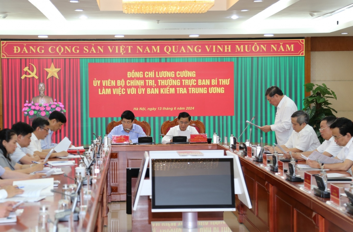 Ông Trần Văn Rón, Ủy viên Trung ương Đảng, Phó Chủ nhiệm Thường trực UBKT Trung ương trình bày báo cáo tại buổi làm việc