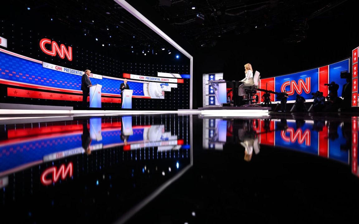 Đúng 21h cùng ngày, hai ứng viên bước vào trường quay CNN, tham dự phiên tranh luận với hai người điều phối Dana Bash và Jake Tapper của đài CNN. Theo kết quả quyết định bằng việc tung đồng xu, ông Trump đứng bên trái, trong khi ông Biden đứng bên phải sân khấu. Micro bị tắt trong lúc đối thủ đang tranh luận, và mỗi người chỉ có tối đa 3 phút để trả lời và tranh biện về vấn đề được người điều phối đưa ra.