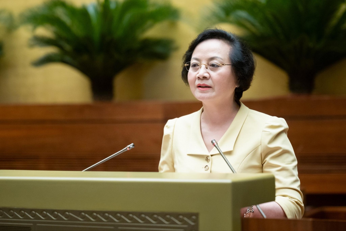 Bộ trưởng Bộ Nội vụ Phạm Thị Thanh Trà trình bày tờ trình của Chính phủ