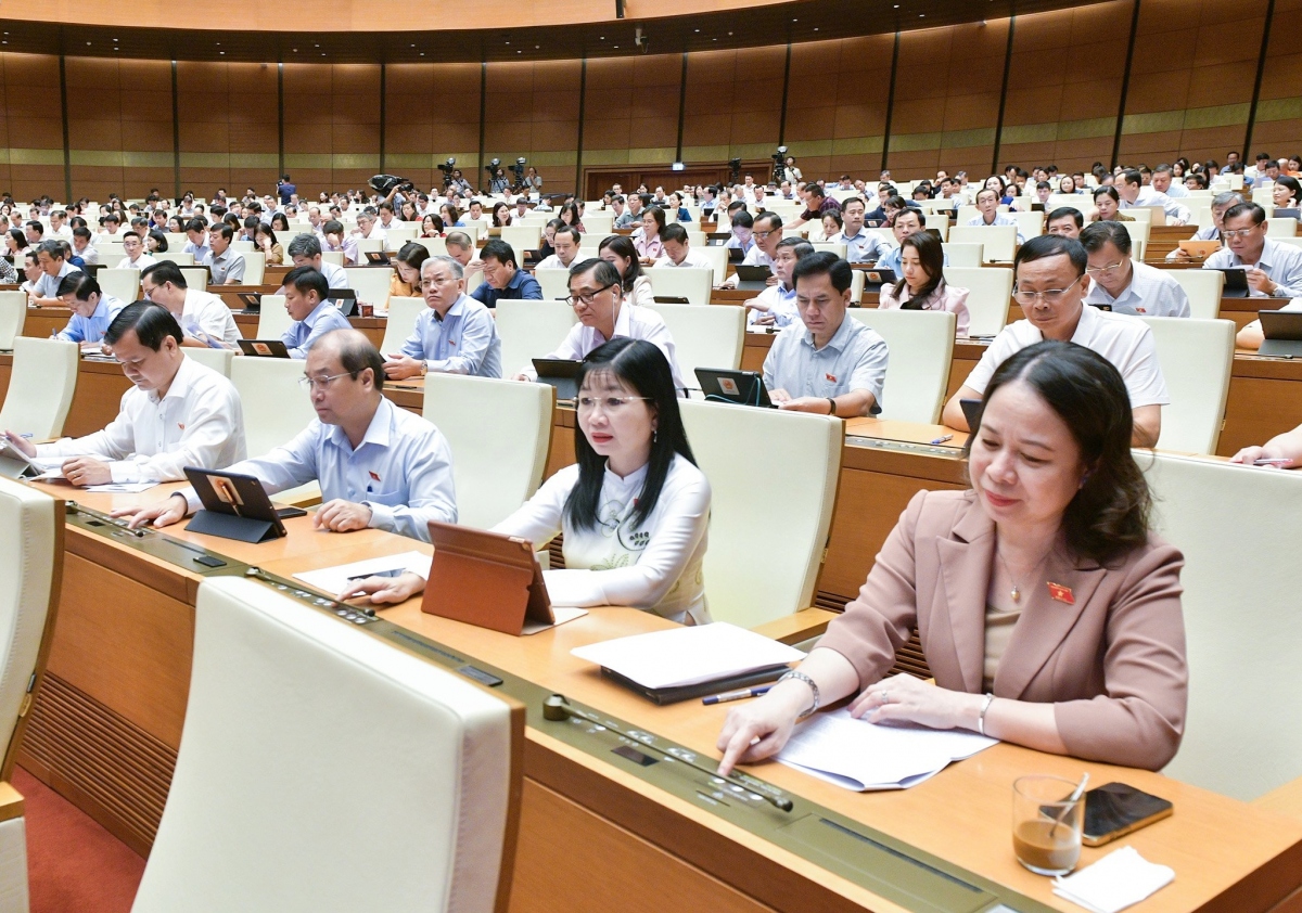 Đại biểu Quốc hội ấn nút biểu quyết tại phiên làm việc hội trường sáng 25/6