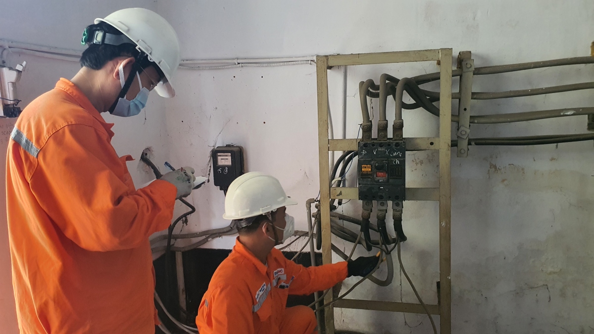 Nhân viên điện lực TP.HCM kiểm tra hệ thống điện, đảm bảo nguồn điện cho kỳ thi tốt nghiệp THPT (Ảnh EVNHCMC)