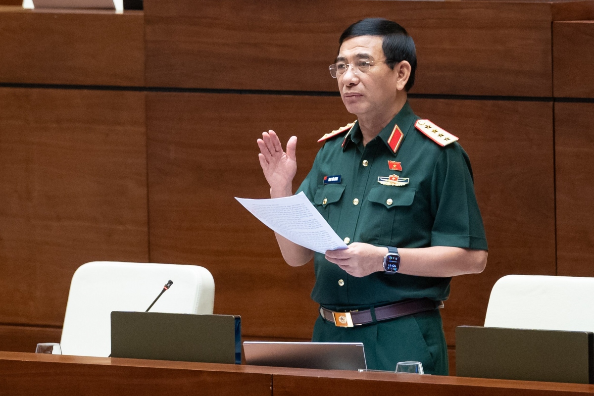 Bộ trưởng Bộ Quốc phòng Phan Văn Giang phát biểu giải trình tại phiên họp
