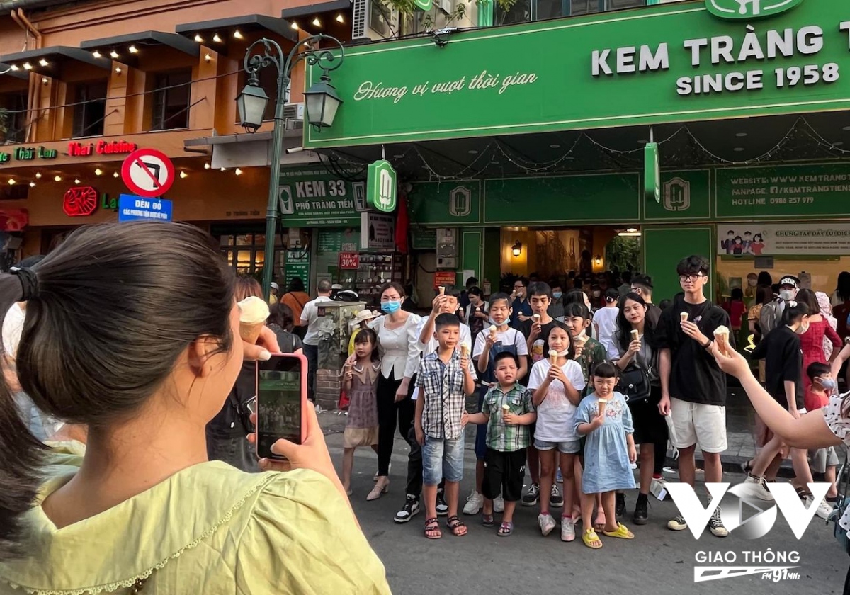 Niềm vui "truyền thống" là được ăn kem Tràng Tiền mỗi khi được người lớn cho đi chơi Bờ Hồ