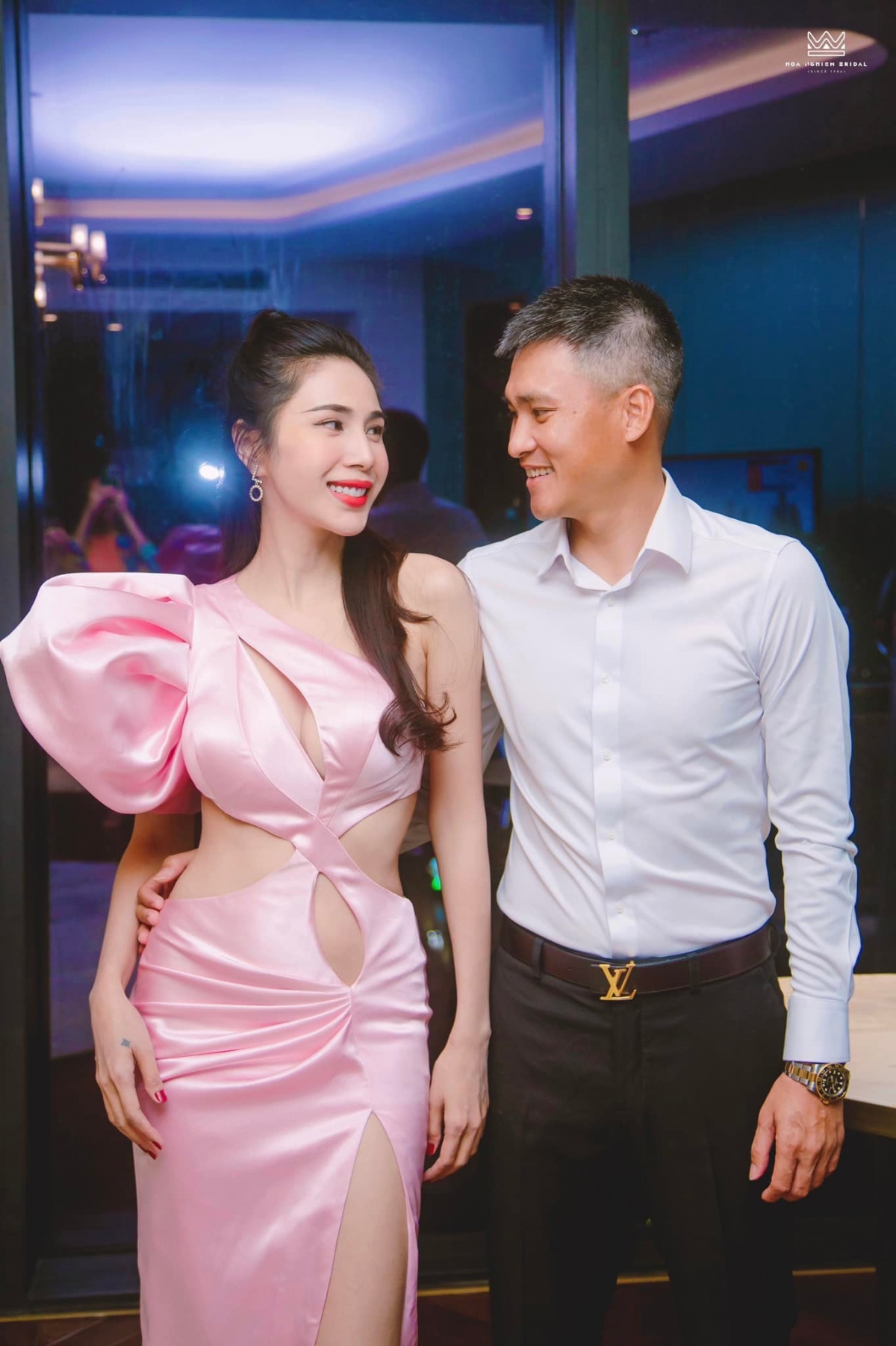 Dù đã kết hôn nhiều năm nhưng Thủy Tiên - Công Vinh vẫn luôn dành cho nhau tình cảm mặn nồng như "vợ chồng son". Trên trang cá nhân, hai vợ chồng thường xuyên chia sẻ những câu chuyện gia đình dí dỏm. Cặp đôi dù có khối tài sản lớn nhưng không khoe khoang mà thường kể về những hành động nhỏ, cách thể hiện tình cảm của đối phương. 