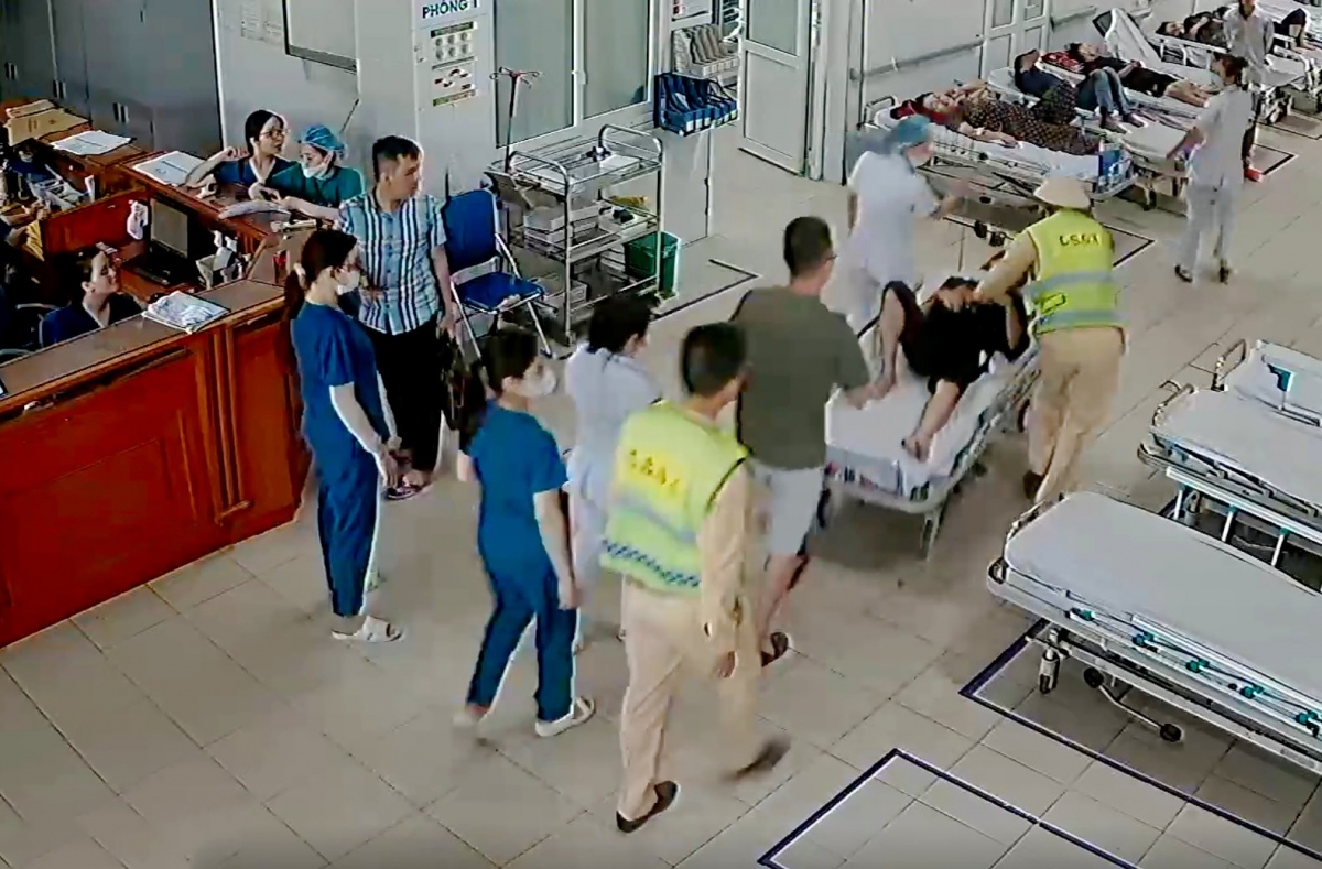 CSGT kịp thời hỗ trợ đưa cháu N.T.B. đi cấp cứu tại bệnh viện (Ảnh cắt từ clip)
