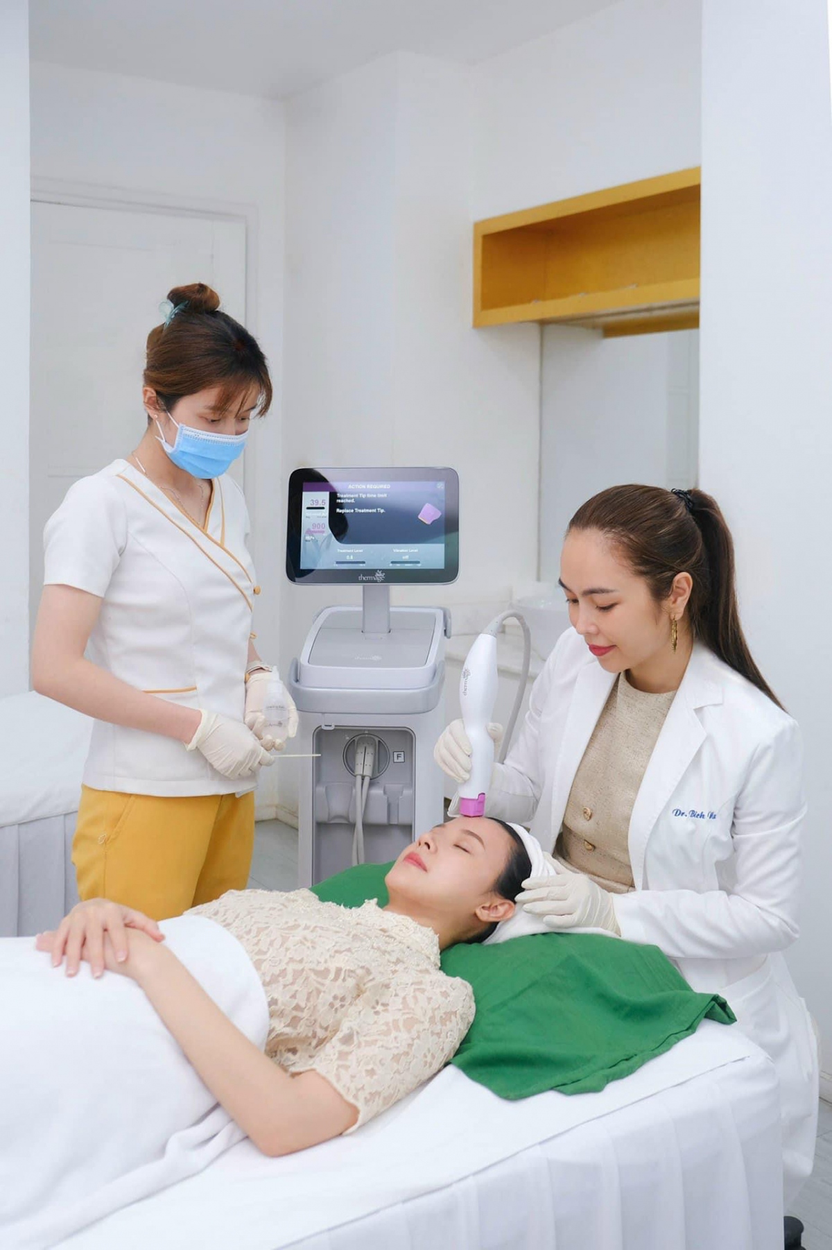Mới đây Midu cũng tin tưởng lựa chọn Tiến sỹ, bác sỹ Bích Na để chăm sóc vẻ ngoài trước dịp trọng đại