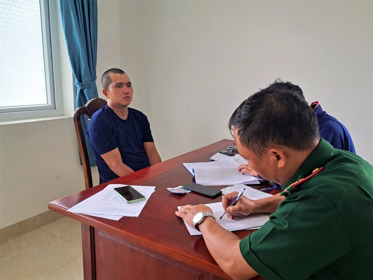 Đối tượng Trần Hoàng Hiếu tại cơ quan điều tra Đồn Biên phòng Phước Tỉnh, huyện Long Điền. (Ảnh: Văn Danh)