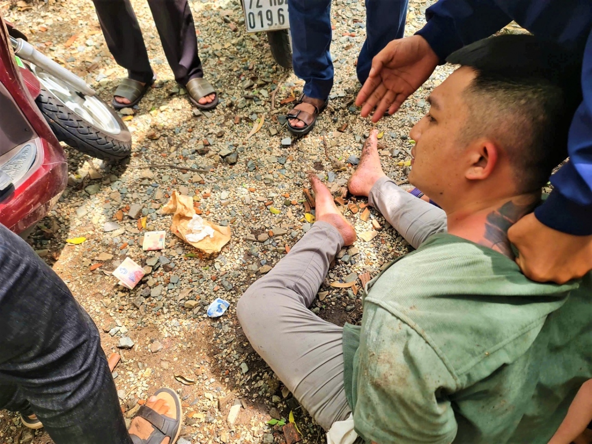 Đối tượng Phan Huy Hùng cùng tang vật vụ án bị lực lượng công an, biên phòng phát hiện, bắt giữ. (Ảnh: Văn Danh)