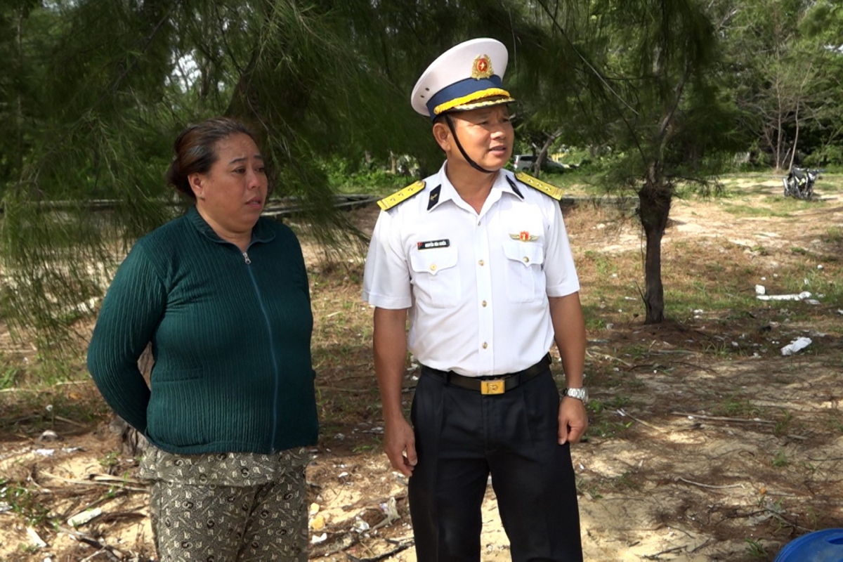 Chỉ huy Lữ đoàn 127 theo dõi, động viên cán bộ, chiến sĩ đơn vị thực hiện nhiệm vụ