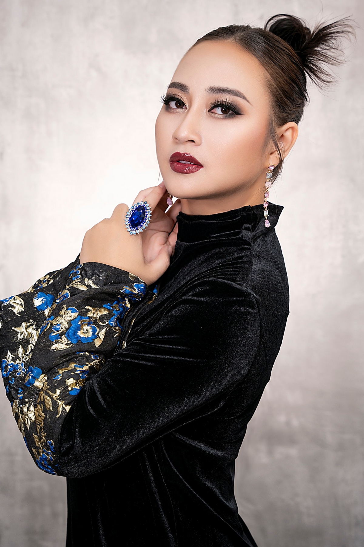 Xuất hiện tại một sự kiện mới đây của showbiz Việt, ca sĩ Khánh Linh thu hút sự chú ý khi có chia sẻ liên quan tới sự hi sinh của phụ nữ trong cuộc sống. Theo nữ ca sĩ, phụ nữ không nên hi sinh quá nhiều mà phải nghĩ tới cả bản thân mình. Chính vì thế mà cô đã gửi lời kêu gọi tới chị em phụ nữ.