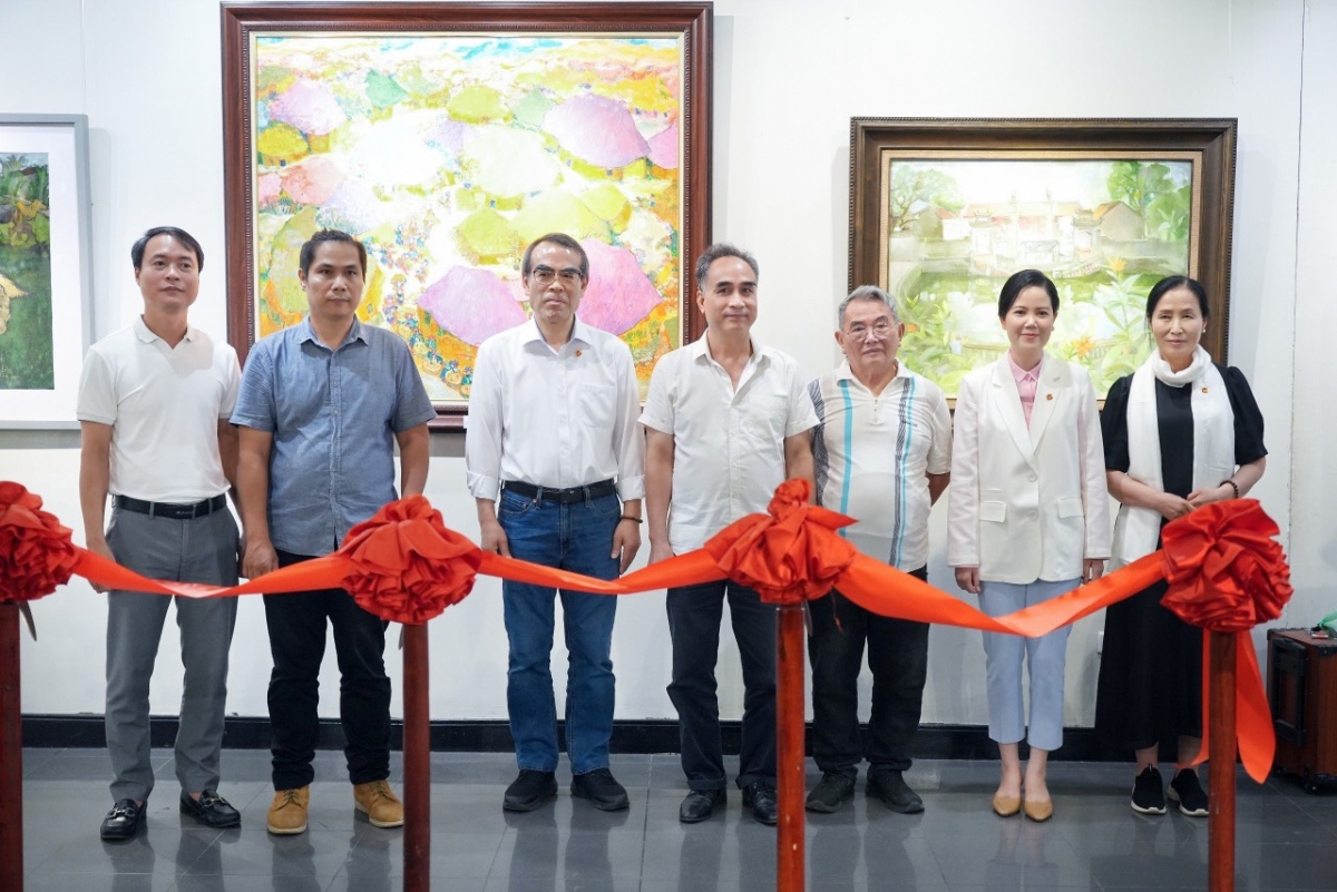 Họa sĩ Trần Quang Thái (thứ hai từ trái sang); GS.TS Dam Won Kim Chang Bae (thứ 3 từ trái sang) cùng các khách mời tham dự triển lãm.