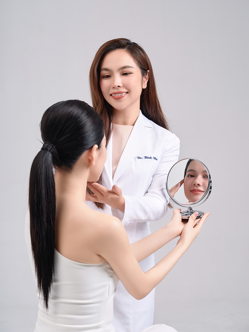 Được biết, Tiến sĩ, bác sĩ Bích Na là người tiên phong tìm hiểu và áp dụng các công nghệ cao về làm đẹp như PRF, Thermage, Ultra V-lift,...