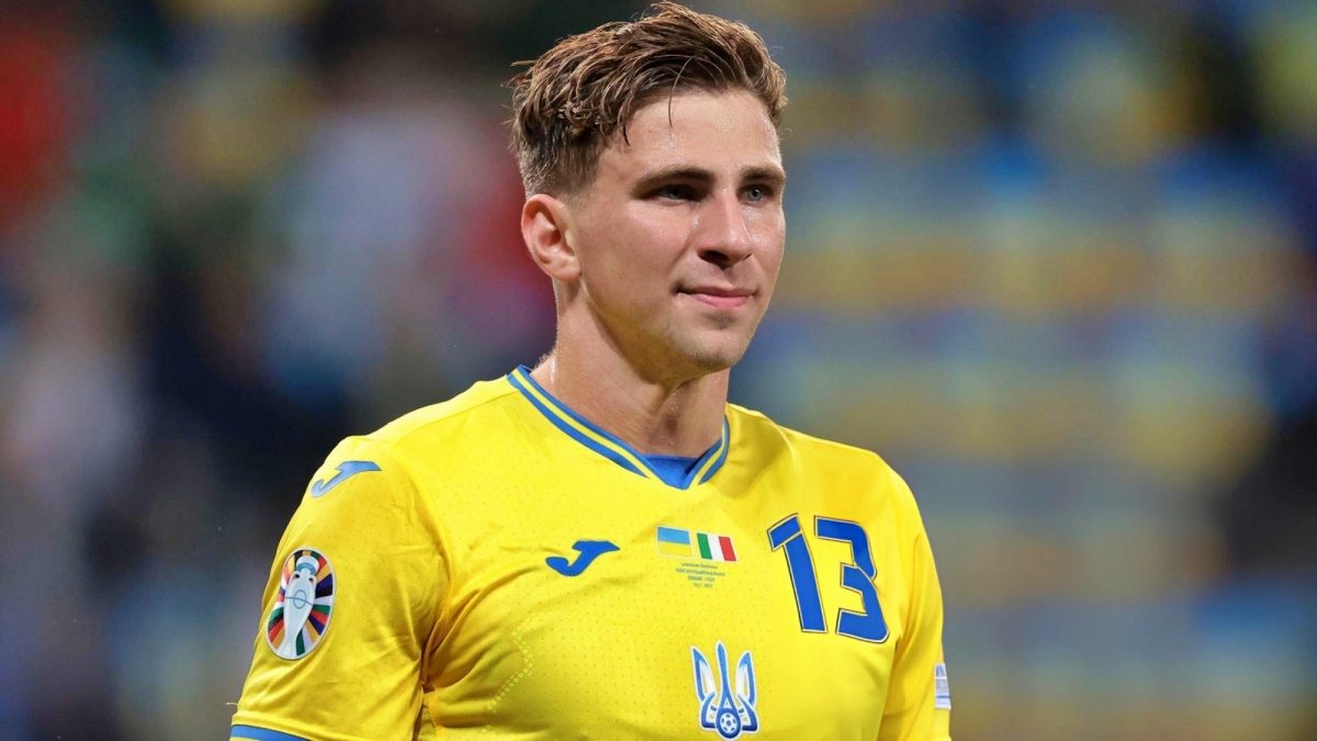 Hậu vệ Illya Zabarnyi (ĐT Ukraina) sinh năm 2002. 