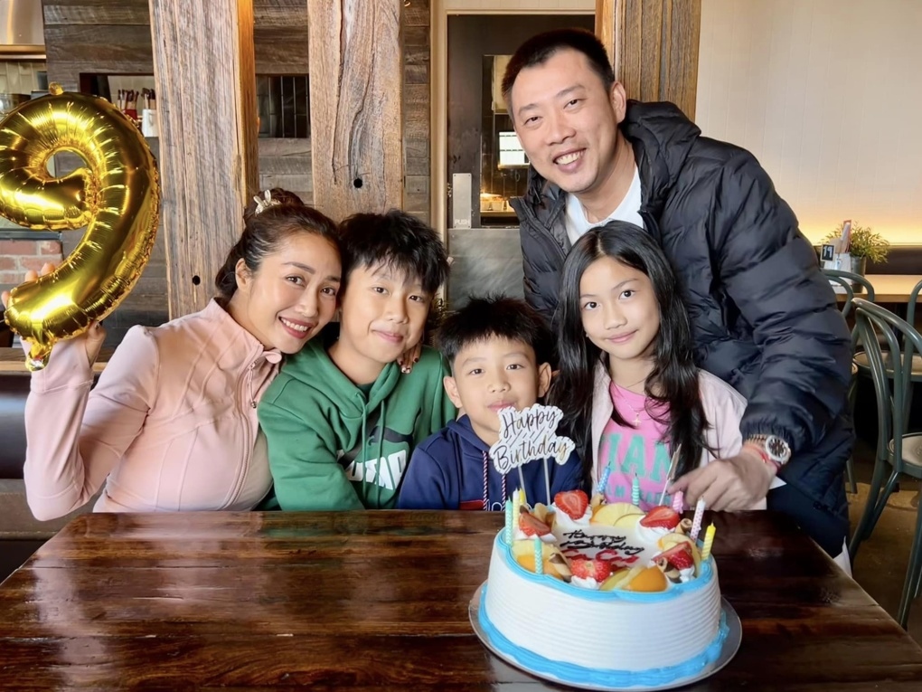 Trí Rùa, chồng của Ốc Thanh Vân, vẫn sống ở Việt Nam, mỗi tháng anh qua thăm vợ con một thời gian rồi về. Khi sang Australia, Trí Rùa nhiệt tình hỗ trợ vợ việc soạn hàng, đóng gói và vận chuyển. Diễn viên cho biết cô và ông xã đều yên tâm vì các con thích nghi nhanh, quen môi trường nước ngoài nhờ trước đó học trường quốc tế tại Việt Nam. 