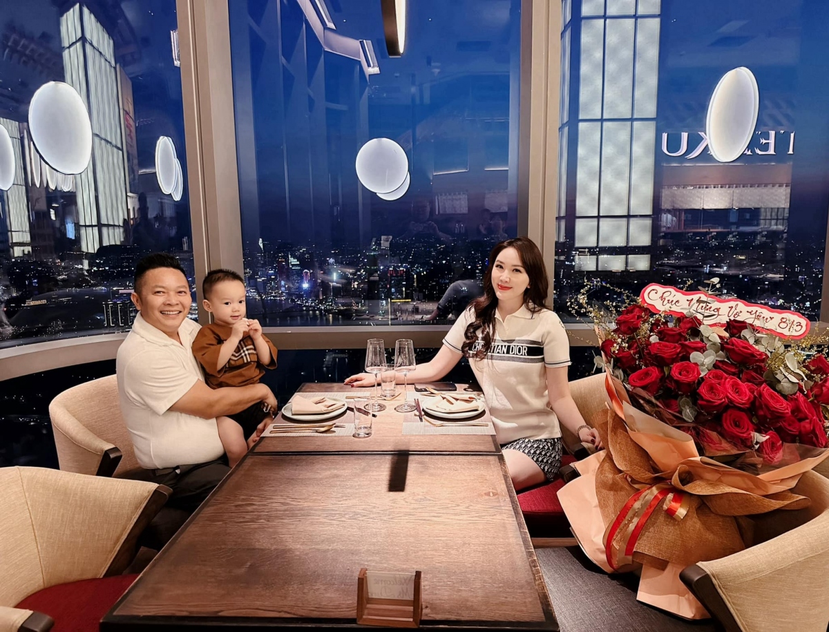 Nữ ca sĩ từng chia sẻ: "Về sự nghiệp hay việc lấy chồng giàu, tôi không nghĩ đó là do may mắn. Khi còn độc thân, tôi đã cố gắng làm việc không ngừng. Với tôi, hôn nhân là kết quả của một tình yêu đủ chín muồi, sự hòa hợp về tính cách, giá trị sống".