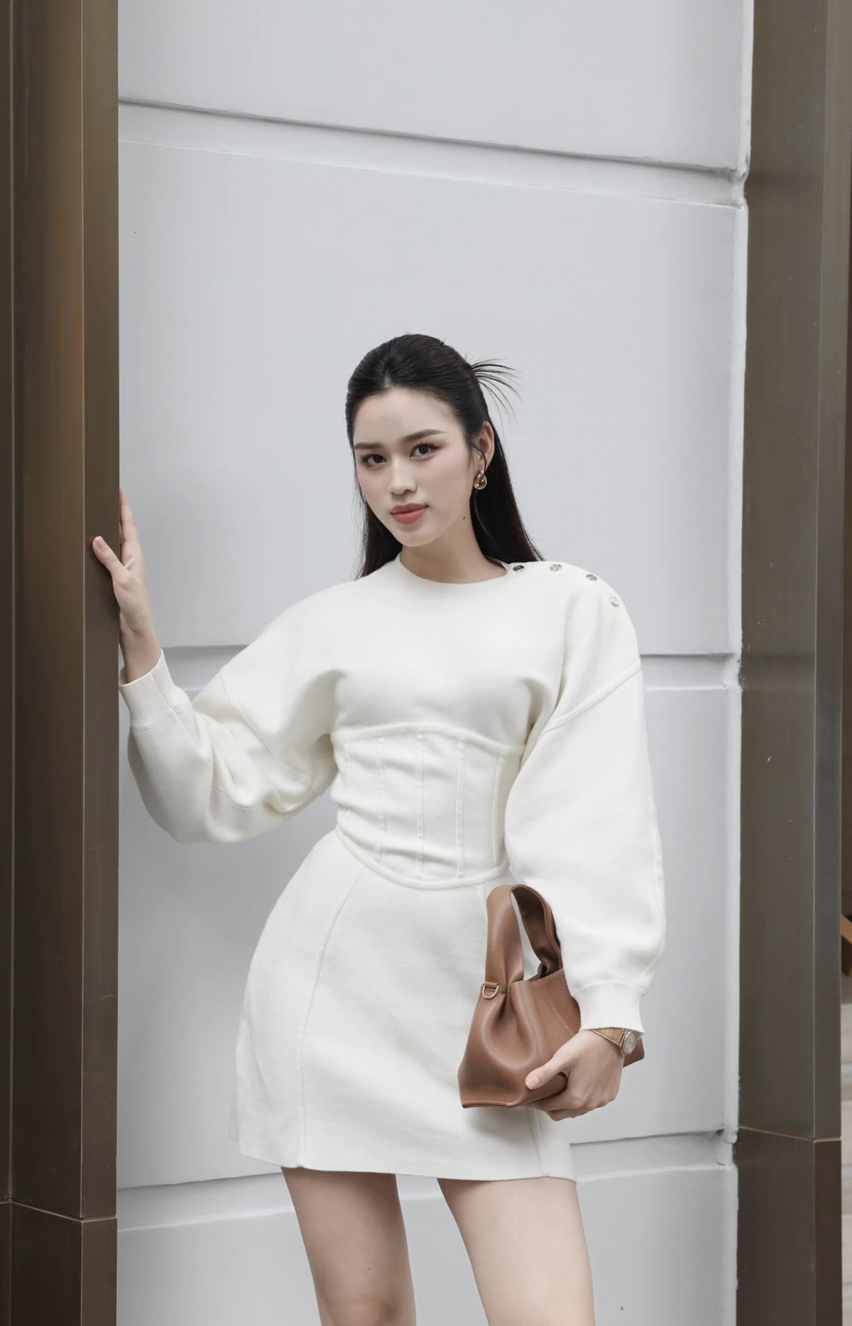 Sau khi tốt nghiệp cử nhân ngành Luật kinh doanh của trường Đại học Kinh tế Quốc dân, Đỗ Thị Hà bắt tay vào dự án kinh doanh đầu tiên. Người đẹp đảm nhận vai trò đồng sáng lập kiêm CEO của một thẩm mỹ viện tại Hà Nội. Bên cạnh công việc kinh doanh, cô vẫn dành thời gian tham gia các sự kiện giải trí.