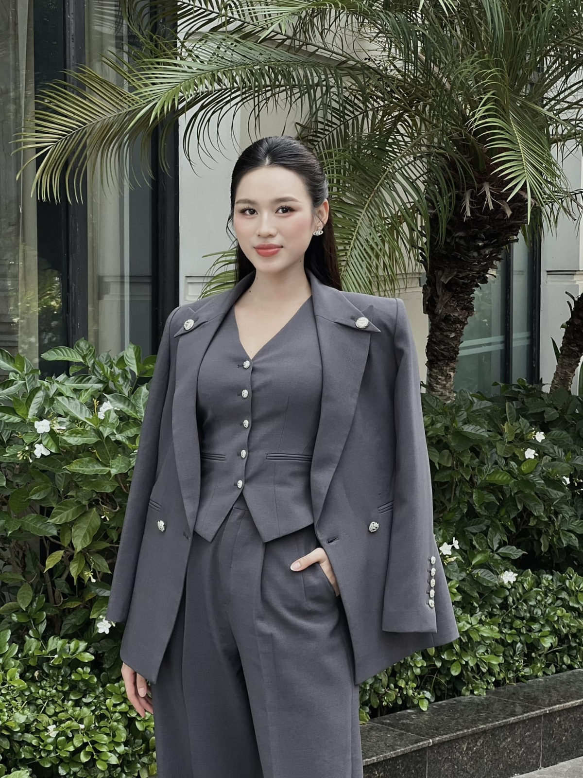 Những bộ suit vừa vặn, giúp cô tôn khéo đường cong và tạo hình ảnh nữ doanh nhân quyền lực. Người đẹp cho biết để tạo hình ảnh trưởng thành, cô không còn ăn mặc quá táo bạo, thay vào đó là phong cách kín đáo.