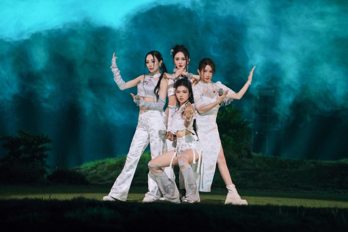 Suni Hạ Linh đảm nhận vị trí đội trưởng tại Công diễn 2 cùng với các thành viên Nicole Jung, Cận Mộng Giai và Quách Thư Dao. Nhóm lựa chọn trang phục màu trắng với những chiếc áo croptop cắt xẻ ấn tượng.