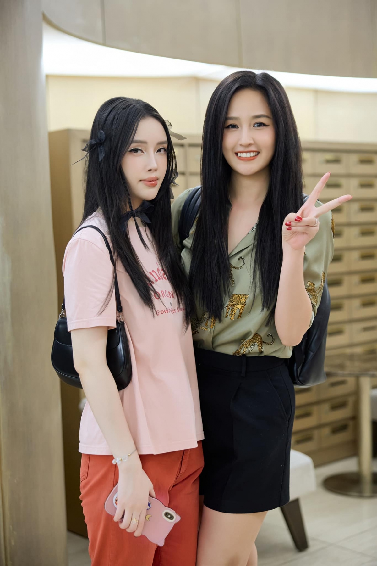 Mai Phương Thuý chia sẻ lên trang cá nhân hình ảnh hai chị em xuất hiện trong một sự kiện ca nhạc. Người hâm mộ trầm trồ với nhan sắc trẻ trung của em gái Hoa hậu Việt Nam 2006. Em gái của Mai Phương Thuý là Mai Ngọc Phượng, sinh năm 1993. 