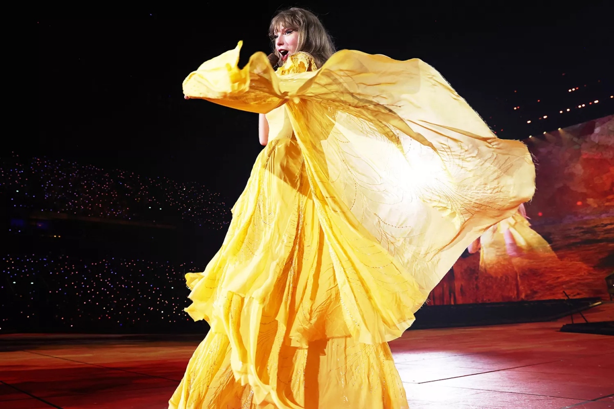 Taylor Swift trở nên nữ tính hơn với mẫu váy mới trong kỷ nguyên folkmore (folklore &amp; evermore). Chiếc váy vàng nổi bật tà dài tạo hiệu ứng thị giác đẹp mắt là thiết kế đặt riêng đến từ nhà thiết kế Alberta Ferretti.