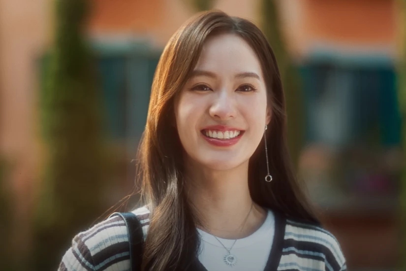 Pimtha được biết đến là người đẹp có sức ảnh hưởng lớn không chỉ ở xứ sở chùa Vàng mà cả châu Á bởi nhan sắc trong trẻo, dễ thương và phong cách ăn mặc dẫn đầu xu hướng. Trong MV "Đừng làm trái tim anh đau", Pimtha diện những trang phục đơn giản nhưng không kém phần nổi bật.