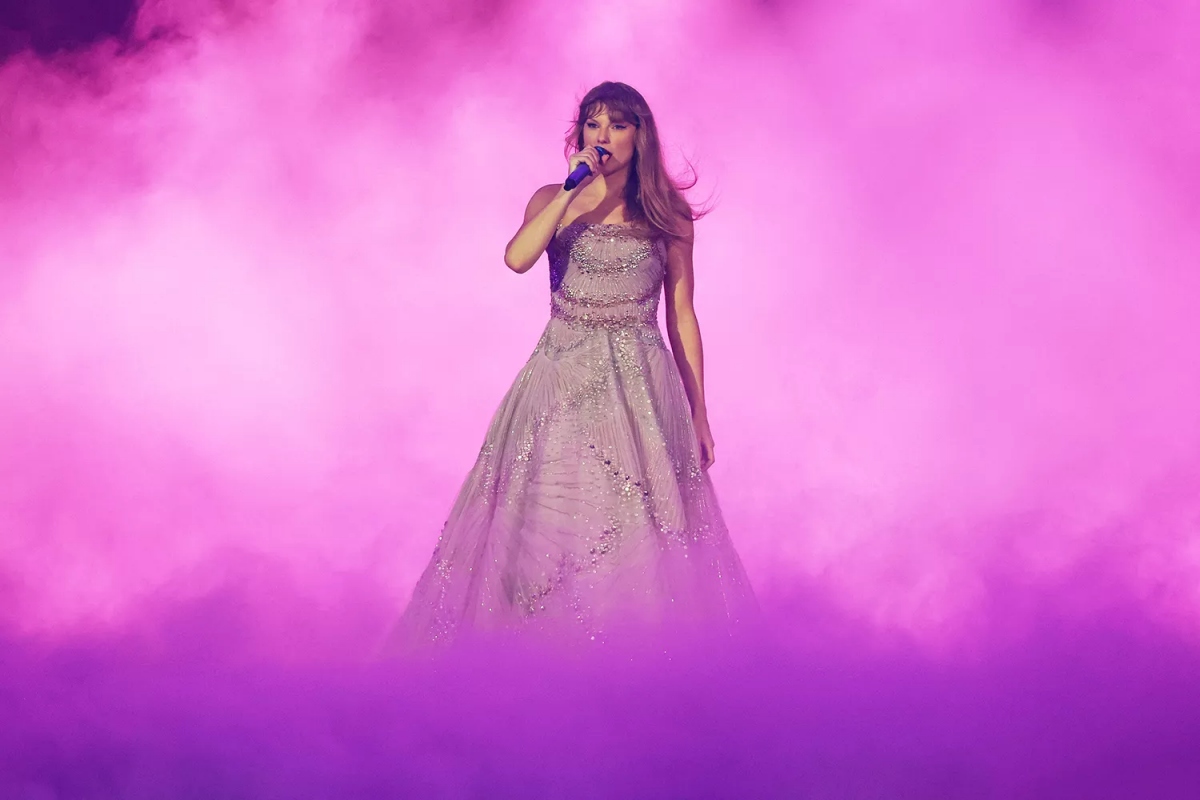 Taylor Swift trở nên dịu dàng trong mẫu đầm cúp ngực màu oải hương của thương hiệu Reem Acra, chiếc váy dạ hội kỷ nguyên Speak Now.
