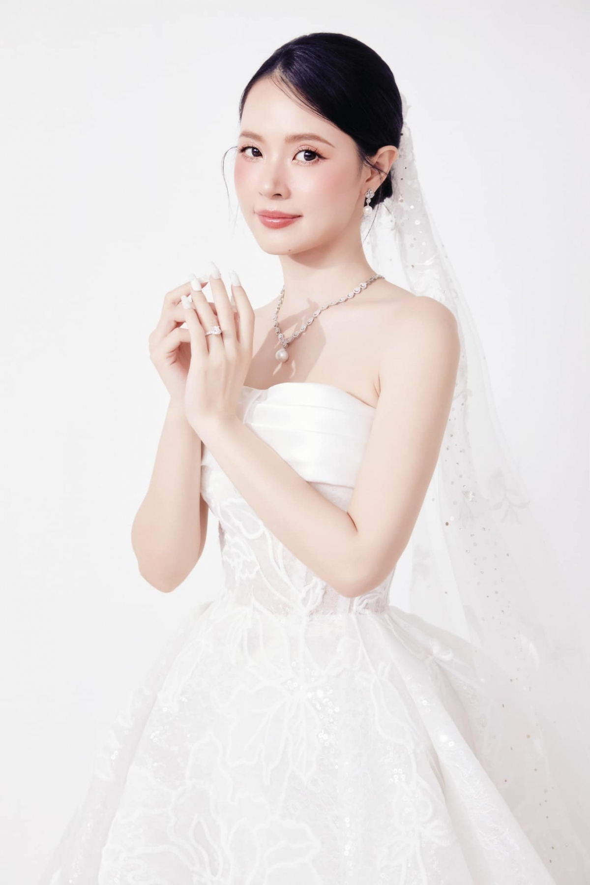 Đám cưới của Midu và Minh Đạt sẽ diễn ra vào ngày 29/6 sắp tới, người đẹp đã gửi thiệp mời đến đa số khách mời, tuy nhiên cô dâu, chú rể lại lựa chọn giữ kín địa điểm diễn ra ngày trọng đại.