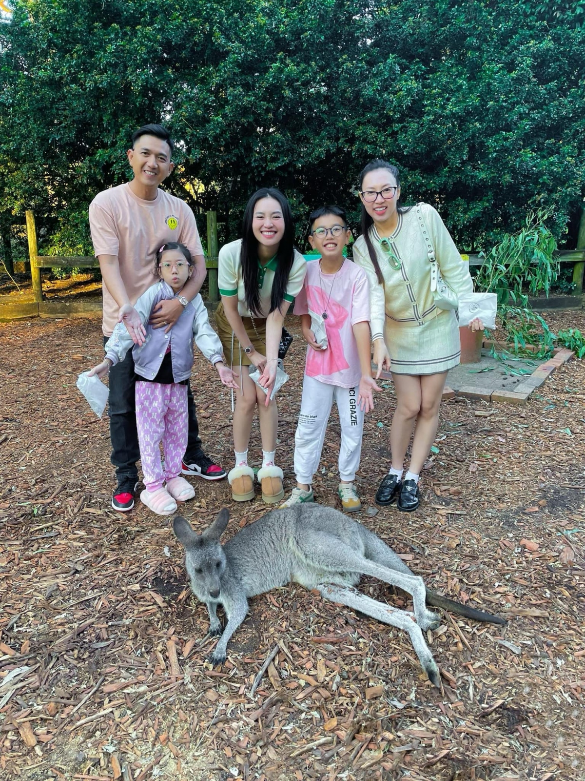 Cô còn dành thời gian đưa các cháu đi chơi công viên tại Australia.