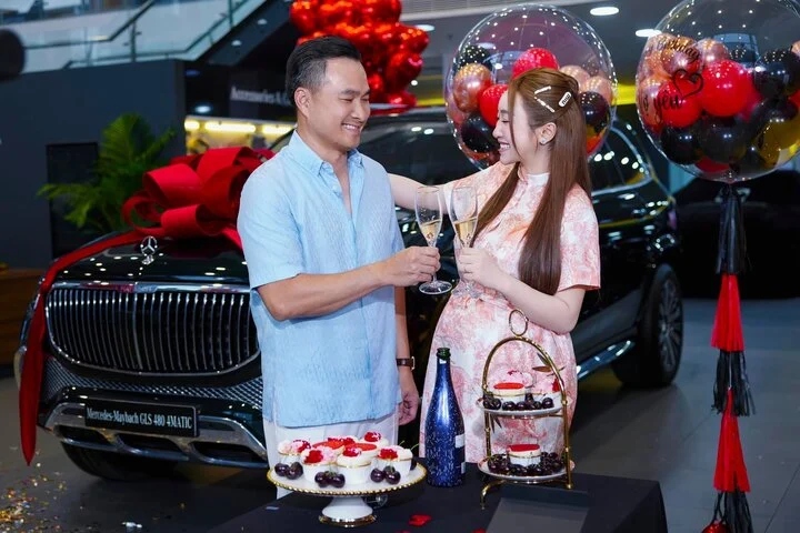 Là một trong những ông chồng cưng chiều vợ nhất showbiz Việt, Chi Bảo tiếp tục khiến nhiều người trầm trồ về độ "chịu chơi" của mình khi tặng vợ 2 món quà tiền tỷ dịp sinh nhật. Lý Thùy Chang vừa được Chi Bảo tặng 2 chiếc xe sang trọng khi đón tuổi mới. Hai chiếc xe này có giá trị lên tới hơn 15 tỷ đồng.