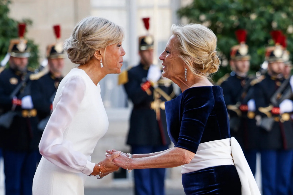 Đệ nhất phu nhân Pháp Brigitte Macron (trái) và Đệ nhất phu nhân Mỹ Jill Biden. Ảnh: AFP