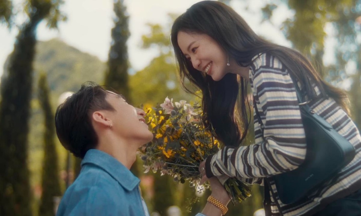  MV "Đừng làm trái tim anh đau" của Sơn Tùng M-TP đã chính thức ra mắt. Bên cạnh ca từ và giai điệu vui tươi, ngọt ngào, MV mới của nam ca sĩ còn gây chú ý với sự xuất hiện của người đẹp Thái Lan. Vẻ đẹp trong trẻo cùng diễn xuất tự nhiên của cô đã nhanh chóng gây ấn tượng với khán giả.