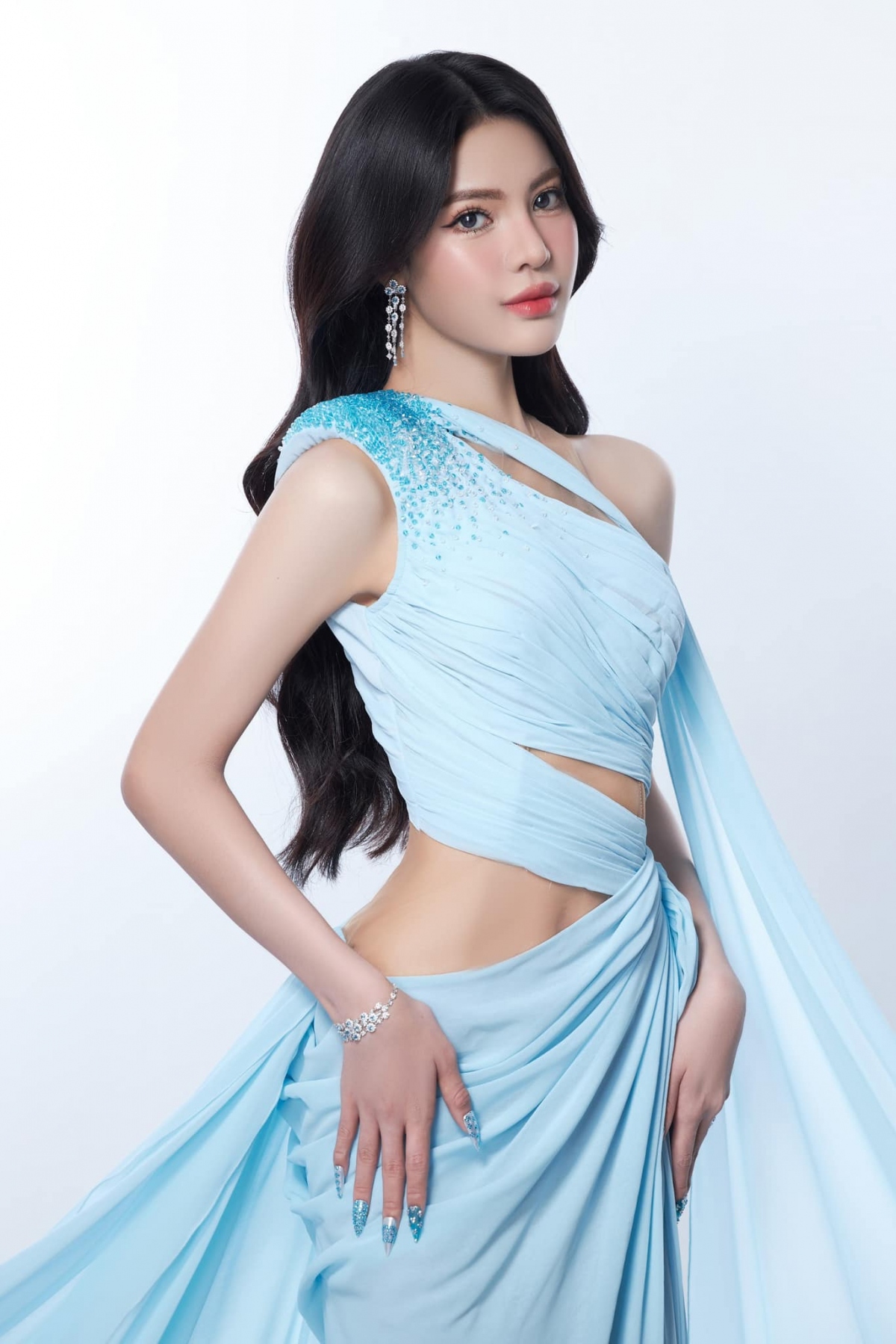 Ở tuổi 19, Tường San gây chú ý bởi gương mặt sắc sảo, cuốn hút. Từng tham gia nhiều show diễn thời trang nên người đẹp quê Khánh Hòa có nhiều kinh nghiệm trong việc trình diễn. 