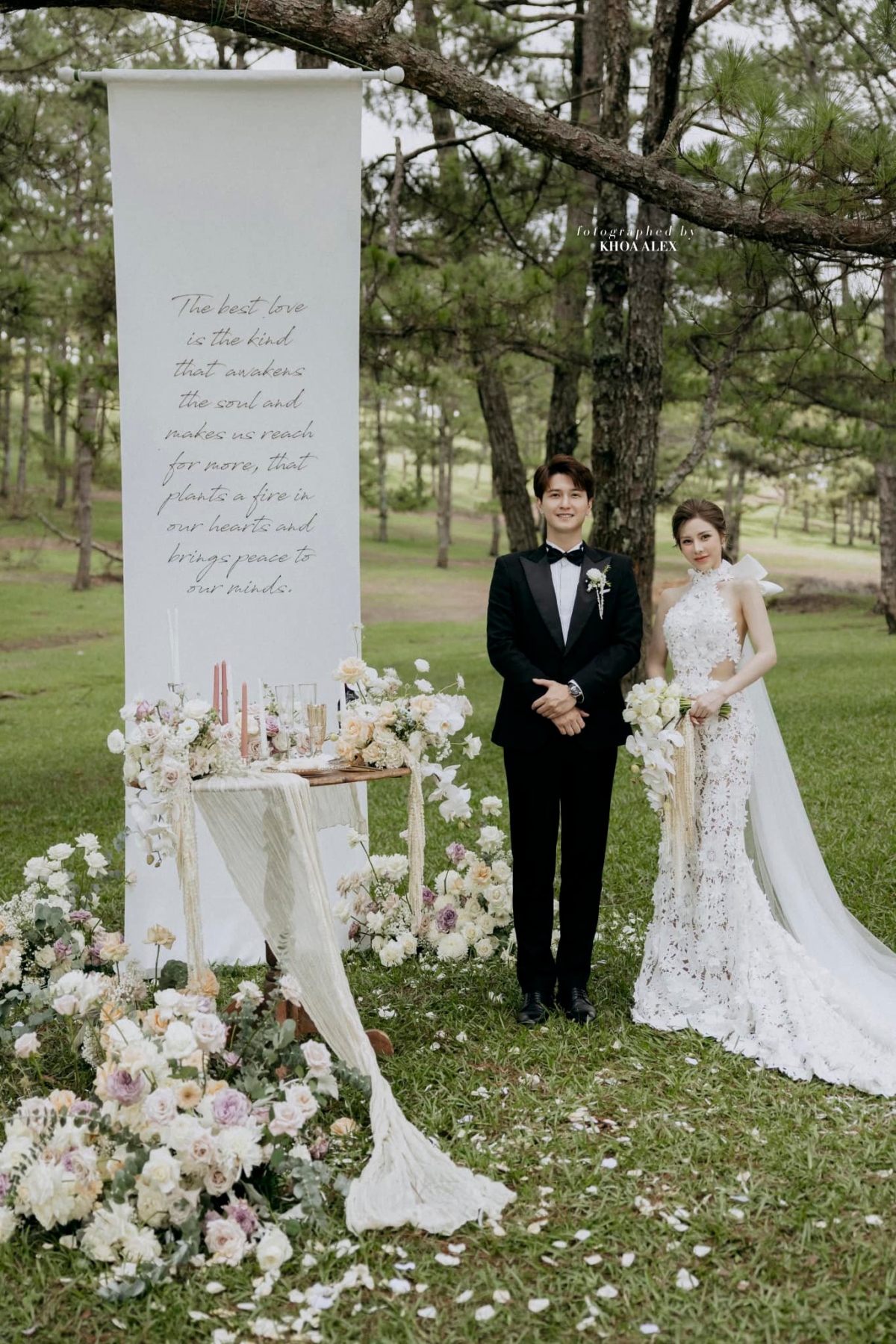 Chiều 6/6, MC Bạch Lan Phương chia sẻ bộ ảnh cưới đầy ngọt ngào và lãng mạn bên ông xã Huỳnh Anh. Bộ ảnh được thực hiện tại Đà Lạt. Cô dâu Bạch Lan Phương diện váy cưới trắng tinh khôi in hoạ tiết hoa nổi với chi tiết cut out nhẹ nhàng ở phần eo. Thiết kế dáng cổ yếm kết hợp phần đuôi cá giúp nữ MC khoe trọn vóc dáng thanh mảnh.