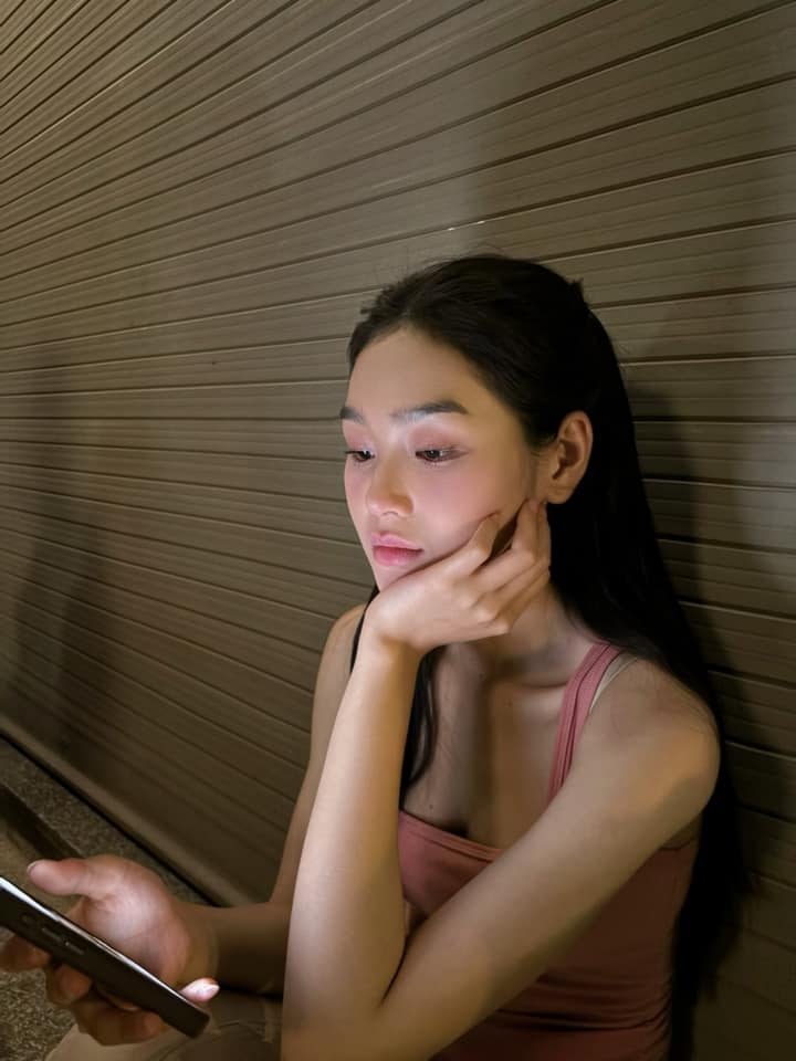Cù Thị Trà khoe ảnh đời thường cực dễ thương. Sau vai diễn "tiểu tam" gây chú ý trong "Chúng ta của 8 năm sau", cô lần đầu đóng vai chính trong "Những nẻo đường gần xa".
