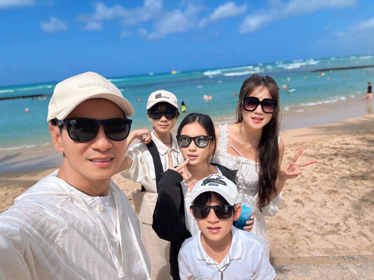 Nhân dịp nghỉ hè, vợ chồng Lý Hải - Minh Hà đưa các con đi du lịch Hawaii. “Đi đâu cũng được miễn là có nhau”, nam đạo diễn "Lật mặt" chia sẻ.