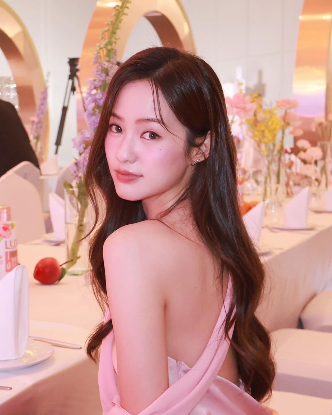 Pimtha yêu thích lối trang điểm nhẹ nhàng tự nhiên, giúp cô nàng luôn giữ được nét trẻ trung và nữ tính của mình.