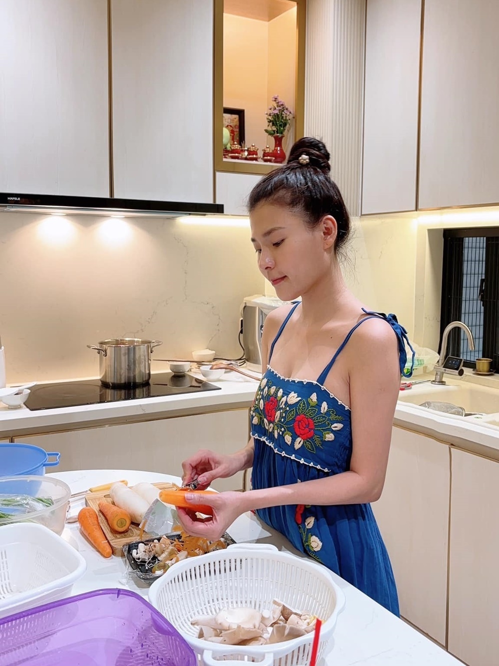 Trở về từ Hà Nội sau thời gian ghi hình 'Trạm cứu hộ trái tim', diễn viên Thúy Diễm dành phần lớn thời gian nghỉ ngơi, tận hưởng không khí gia đình.