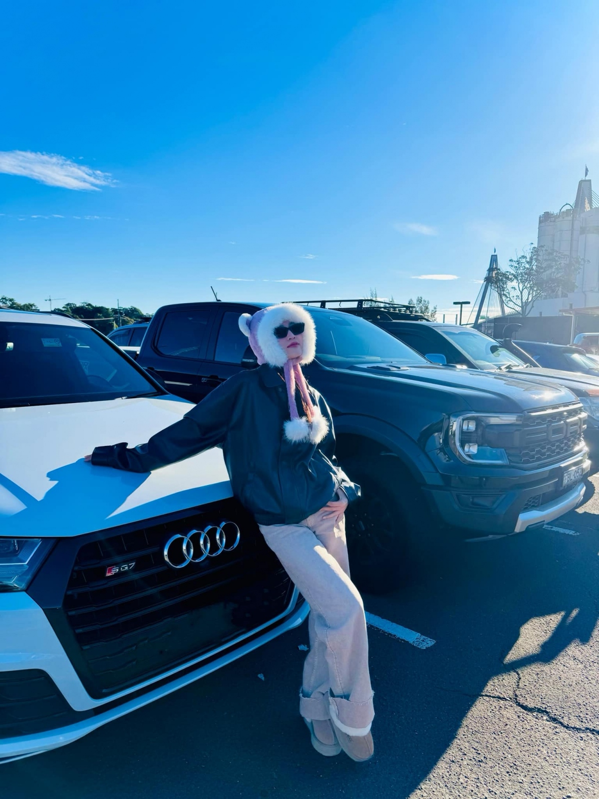 Lan Ngọc cũng phủ nhận tin đồn sang Australia sinh con. "Tôi chỉ sang Australia học khóa ngắn hạn, không lâu, học mỗi nơi một chút. Tôi không từ bỏ sự nghiệp, chỉ dừng việc chạy show lắt nhắt. Tôi cũng không trốn đi đẻ, mong mọi người đừng đồn thổi, tội nghiệp tôi. Khi có chồng tôi sẽ công khai sinh con", cô lên tiếng.