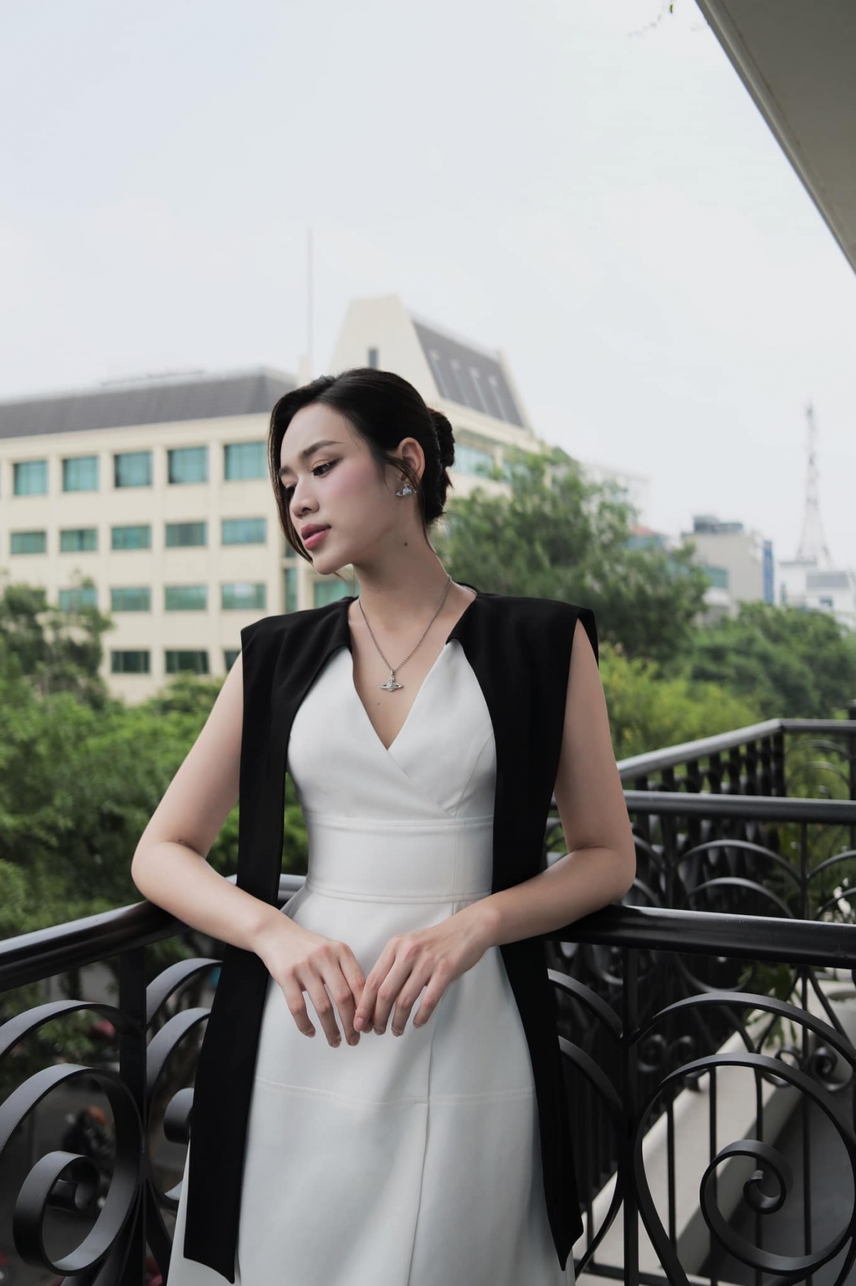 Sau khi đảm nhận vị trí CEO của một thẩm mỹ viện, Hoa hậu Việt Nam năm 2020 Đỗ Thị Hà thay đổi phong cách ăn mặc thanh lịch, chuyên nghiệp hơn. Sở hữu vẻ đẹp trong sáng, Đỗ Thị Hà thường xuyên gắn liền với phong cách dịu dàng, nữ tính.