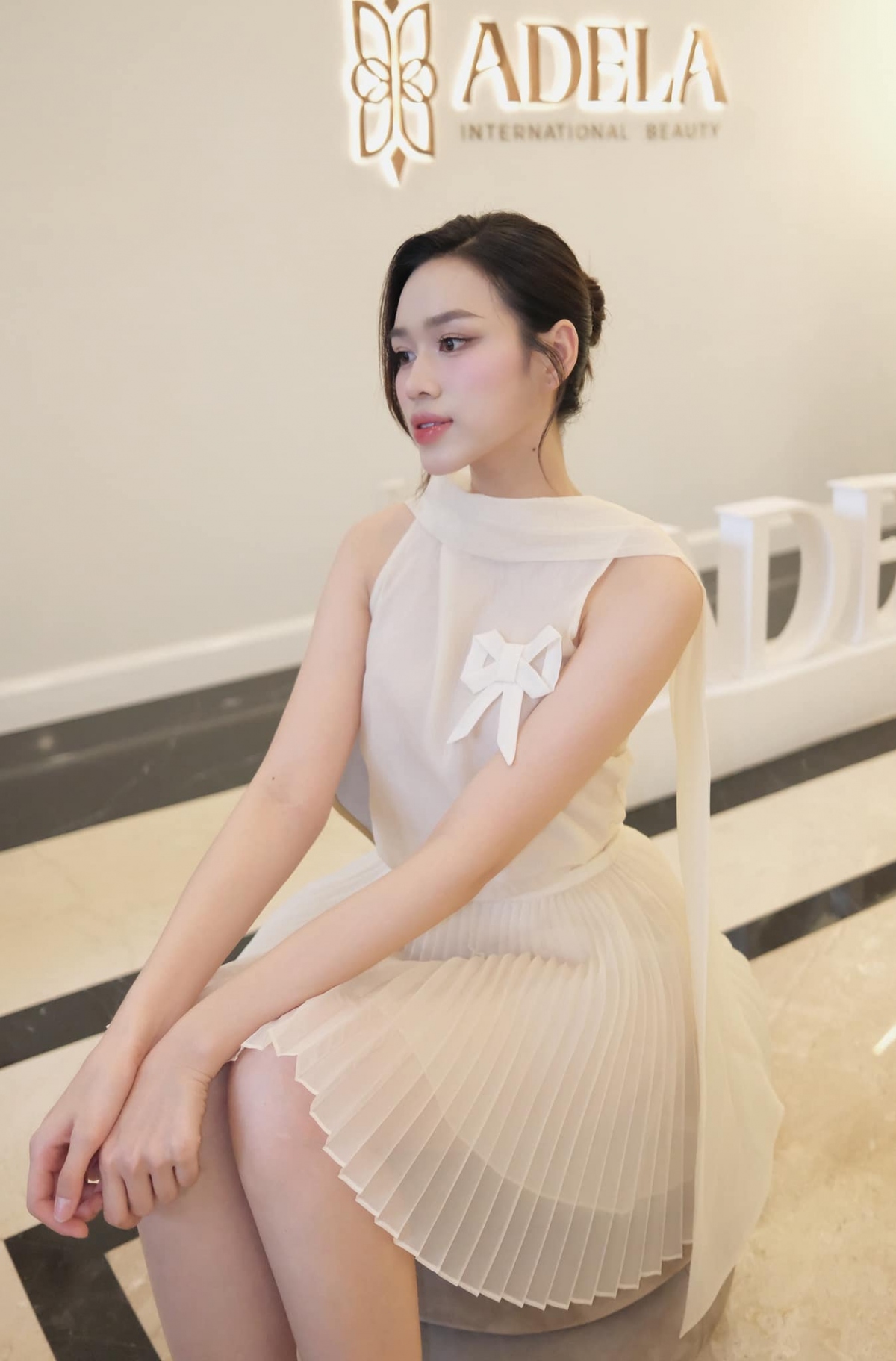 Trước kia, nàng hậu xứ Thanh thường lựa chọn những trang phục có chi tiết cầu kỳ, những thiết kế rực rỡ sắc màu hoặc có nhiều họa tiết nổi bật. Hiện tại, Đỗ Thị Hà chuyển sang diện những bộ đồ đơn sắc với gam màu cơ bản như trắng, đen, be, nâu.