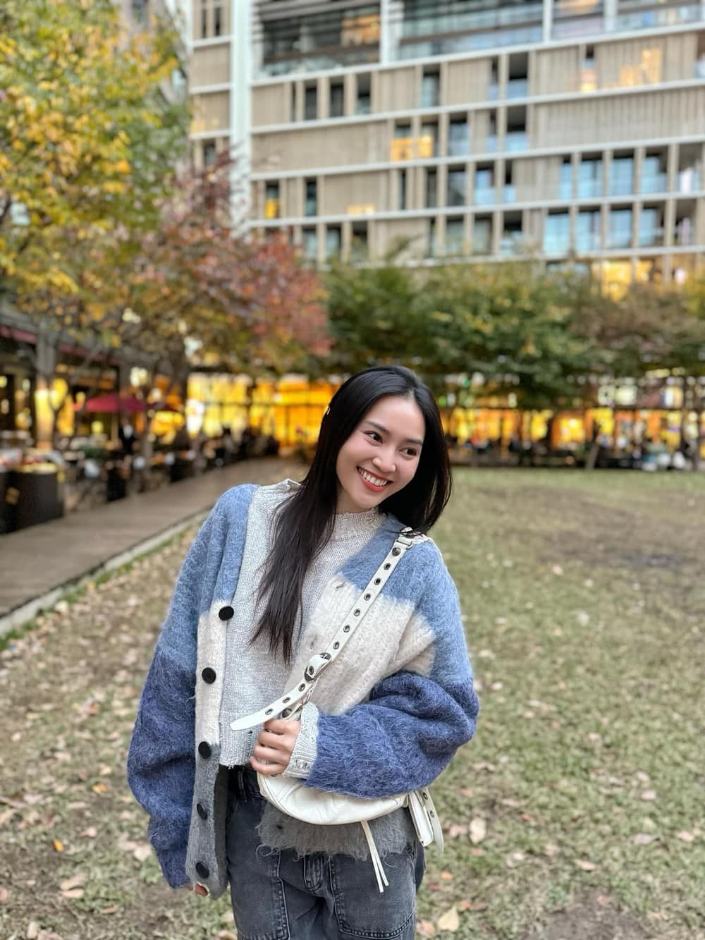 Nữ diễn viên cho biết đã ấp ủ kế hoạch đi du học cách đây 2 năm. "Tôi học trường Sân khấu Điện ảnh nhưng ra trường đã lâu. Tôi tiếp thu kiến thức kinh nghiệm khi đóng các tác phẩm, từ các anh chị đồng nghiệp. Cho đến thời điểm tôi thấy cạn kiệt nguồn năng lượng, vốn sống, nên muốn học hỏi thêm. Việc học của tôi đơn giản, có thể học khóa ngắn hạn nhưng ở nhiều nước", Lan Ngọc chia sẻ.